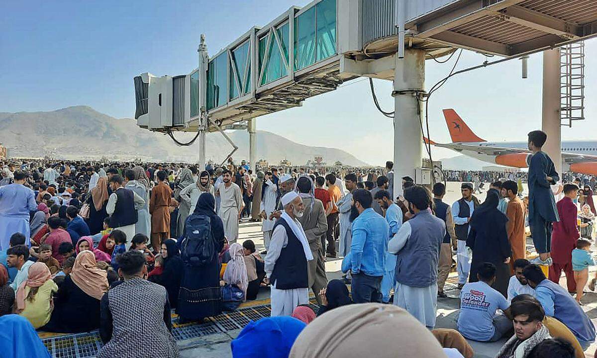 Menschen kletterten über Drehleitern, um in ein Flugzeug zu kommen. Auch Afghanen, die nicht einmal Reisepässe hätten, würden ihr Glück versuchen, sagten Bewohner von Kabul.