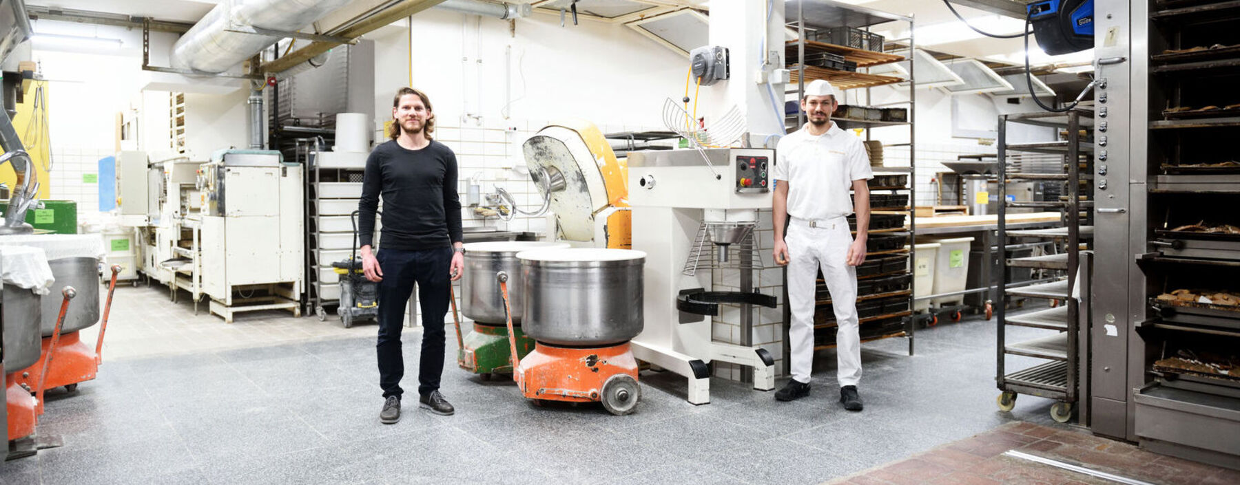 Samuel (l.) und Jeremiah Schrott in der Backstube,.