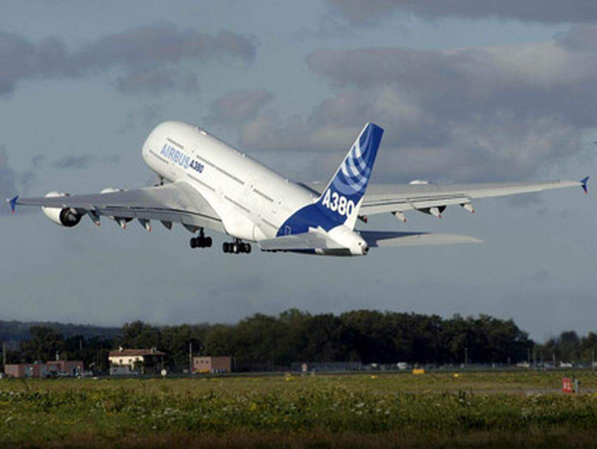 In den A380 passen theoretisch über 800 Passagiere, aufgrund der großzügigen ersten Klasse fasst er normalerweise aber "nur" 525 Fluggäste. Dafür ist er mit rund 320 Millionen Euro auch teurer als der Konkurrent von Boeing.