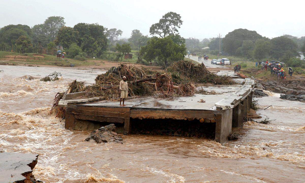 Dies ist eines der ersten Bilder, die von der Zyklon-Katastrophe "Idai" im Südosten Afrikas in Europa eintrafen. Enorme Wassermassen, zerstörte Infrastruktur. Teile Malawis, Simbabwes und vor allem Mosambiks stehen seit dem Eintreffen des Zyklons Mitte März im Ausnahmezustand. &gt;&gt; Spendeninfos verschiedener Hilfsorganisationen