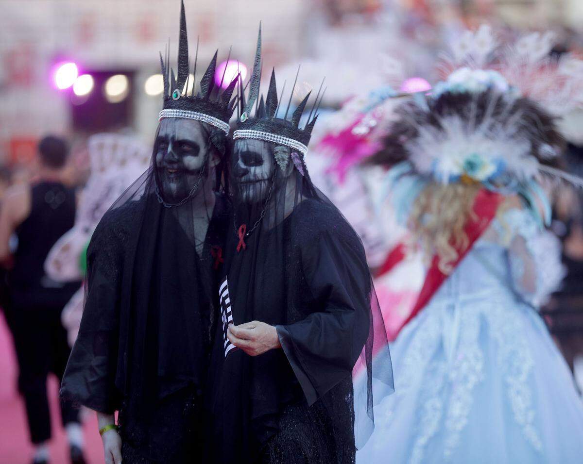 Etwas morbider gefällt sich dieses Duo ganz in Schwarz mit Totenschädel-Make-up und Gesichtsschleier.
