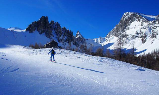 Tour-Guide Klaus spurt vor: Die Jagdhütte auf halber Strecke ist prädestiniert für eine Rast, dann geht es durch die „Hölle“ gemächlich bis zum Einstieg in die Nordflanke der Felskarspitze.