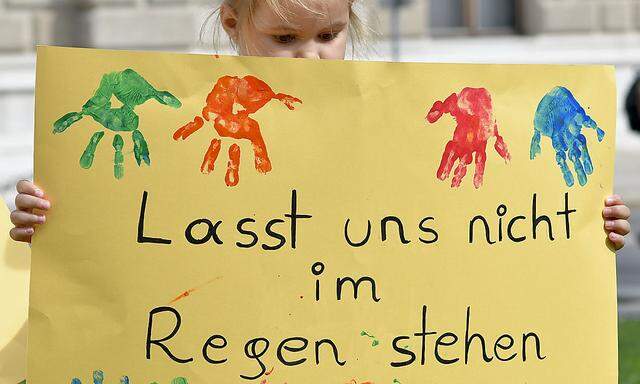 Archivbild: Ein Alt-Wien-Kindergartenkind bei einer Demo vpor dem Rathaus