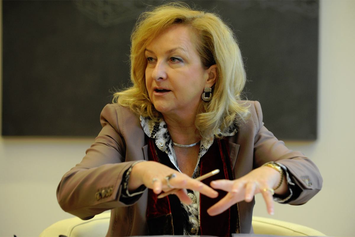 Im Gegensatz zu ihrer Rolle als europäische Finanzministerin habe sie eine Tendenz, Aussagen zu treffen, die auf Österreicher ausgerichtet sind, dabei aber die europäische Stabilität untergraben, schreibt der Finanz-Blog. Erinnert wird an Fekters Kommentar, dass Italien vielleicht Hilfe brauchen könnte.Die Empfehlung: Unabhängig vom Wahrheitsgehalt ihrer Aussagen solle sie diese Dinge andere sagen lassen.