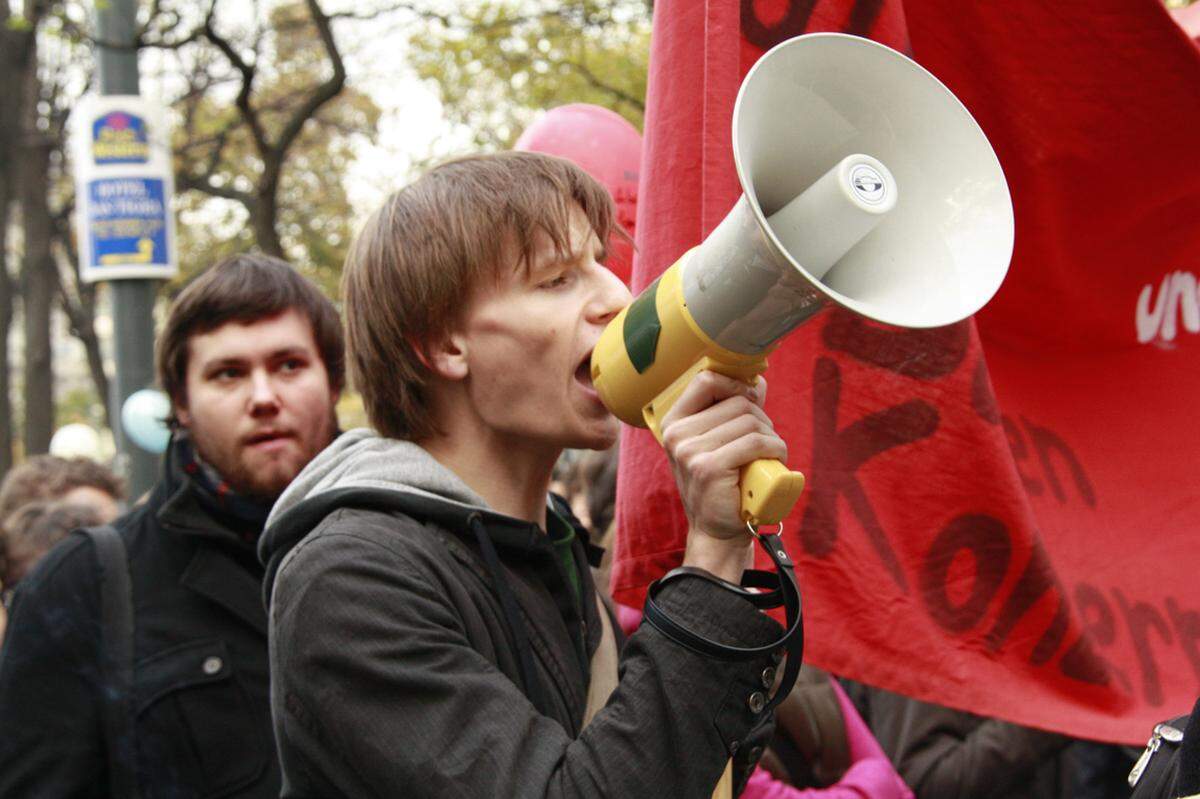 "Wessen Uni? Unsere Uni! - Wessen Bildung? Unsere Bildung! - Wessen Ring? Unser Ring!" Die Parolen sind von den Audimax-Protesten im Vorjahr bekannt.