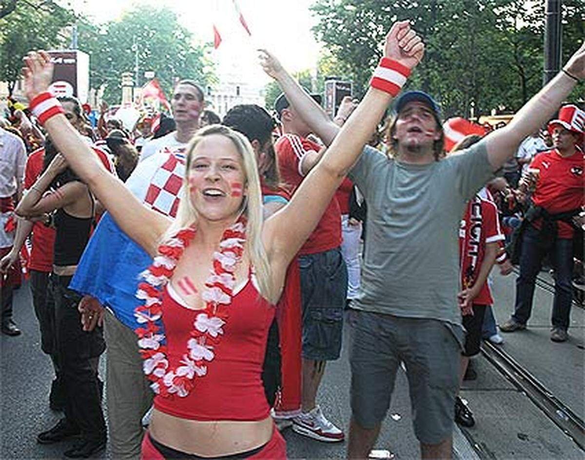 Vor den großen Bildschirmen werden die Fans auf das Match eingestimmt.