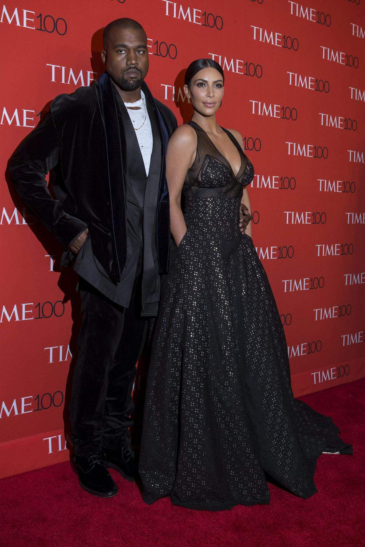 Kanye West und Ehefrau Kim Kardashian gelten als "Titane", Kardashian trug für den Auftritt auf dem roten Teppich ein Kleid von Sophie Theallet.