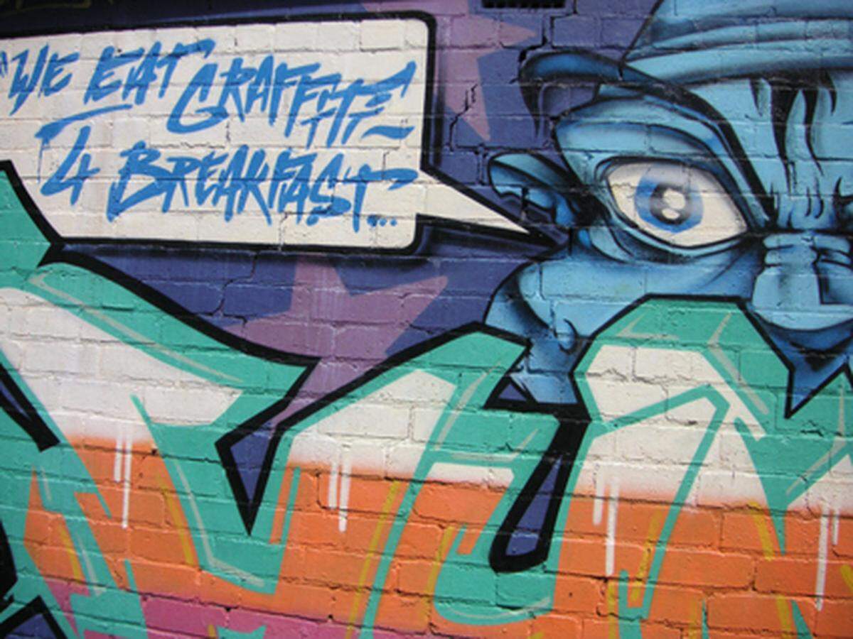Nebenan thematisiert ein Graffito seinen eigenen Legalitätsstatus 