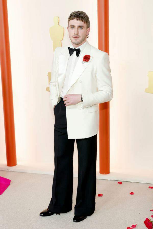 Ein weißes, schimmerndes Sakko und eine ausgestellte Hose à la Siebzigerjahre (beides von Gucci) trug Paul Mescal. Er ist nominiert als bester Hauptdarsteller ("Aftersun"). 