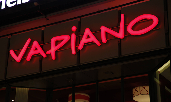 Vapiano Leuchtreklame bei Filiale am Europacenter in Berlin Vapiano Leuchtreklame bei Filiale am Eur