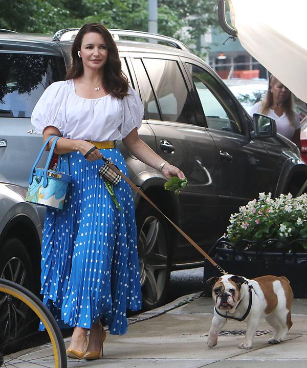 In einem femininen und verspielten Look ist Charlotte in den ersten Aufnahmen zu sehen.
