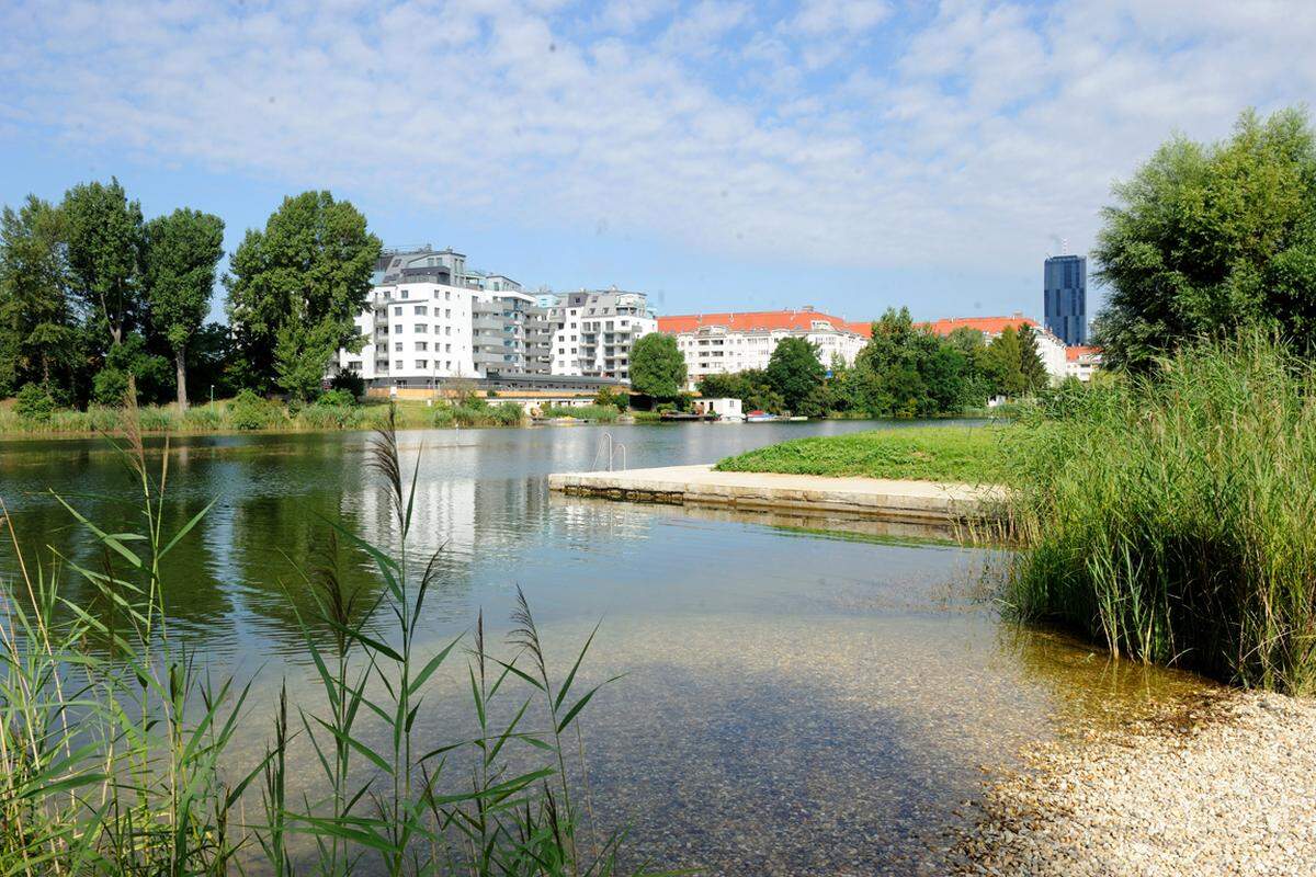 Für Viele ist das neue Bad noch unbekanntes Terrain. Über den Kieselstrand geht es langsam ins seichte Wasser, für Kinder ist der Platz also durchaus geeignet.  