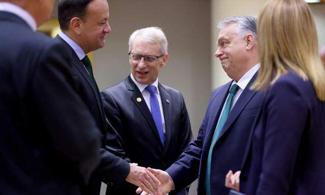 Bulgariens Premierminister Nikolai Denkov mit dem ungarischen Ministerpräsidenten Viktor Orbán in Brüssel.
