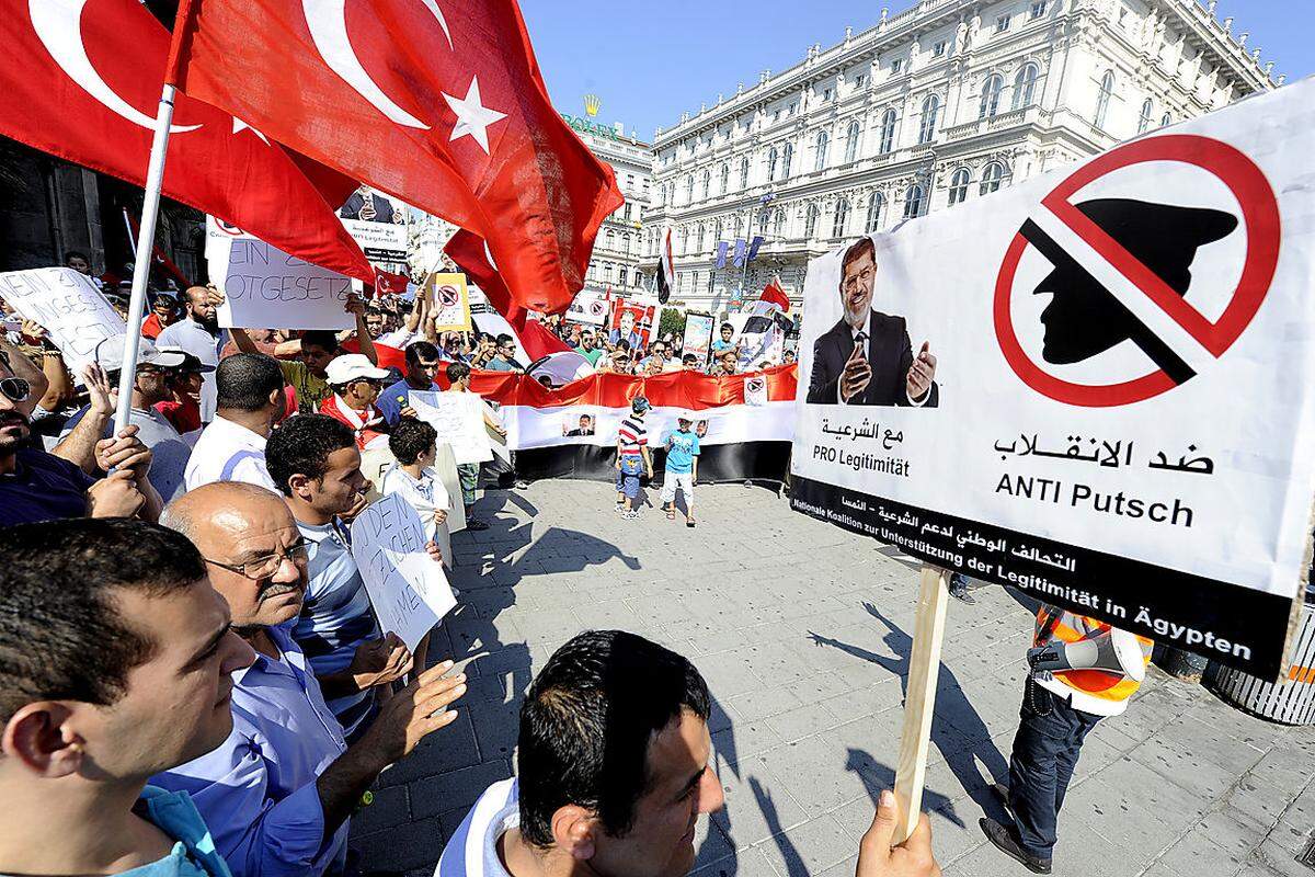 Ägypter, Austro-Ägypter, unterstützt von Austro-Türken und anderen Sympathisanten, traten für den gestürzten islamistischen Präsidenten Mohammed Mursi ein.