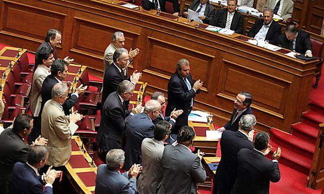 Griechisches Parlament stimmt der Umsetzung des Sparpakets zu