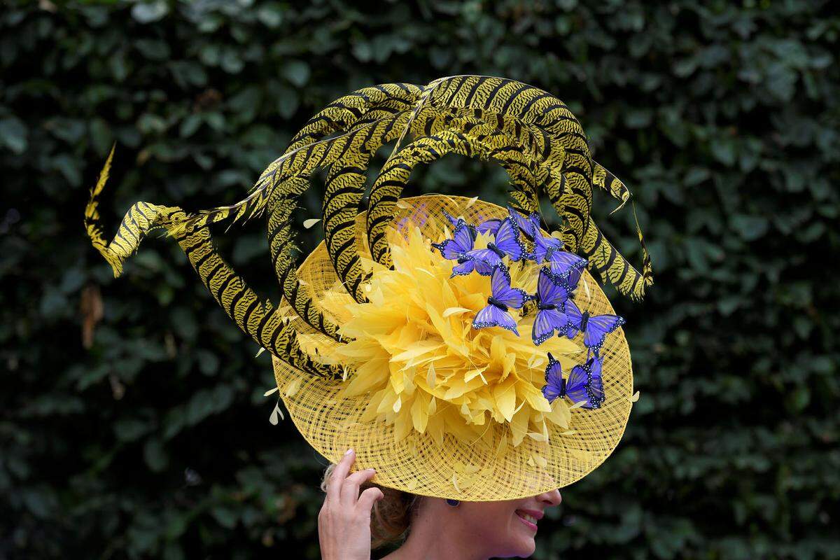 In früheren Jahren war der kleine Hutersatz, der gerne mit Federn oder Blumen drapiert wird, immer mehr in Mode gekommen - vor allem auch bei Prinz Williams Ehefrau Kate.