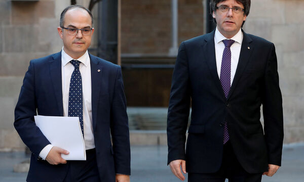 Jordi Turill mit  Carles Puigdemont  walks with Catalan Government Presidency Councillor Jordi Turull as they arrive to hold a cabinet meeting at the regional government headquarters in Barcelona