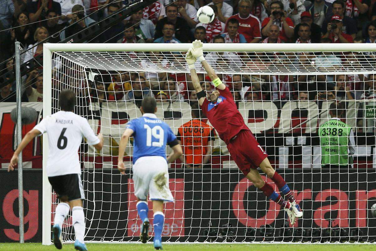 Die beste Chance hat Reus bei einem Freistoß, den Buffon mit den Fingerspitzen an die Latte lenkt.