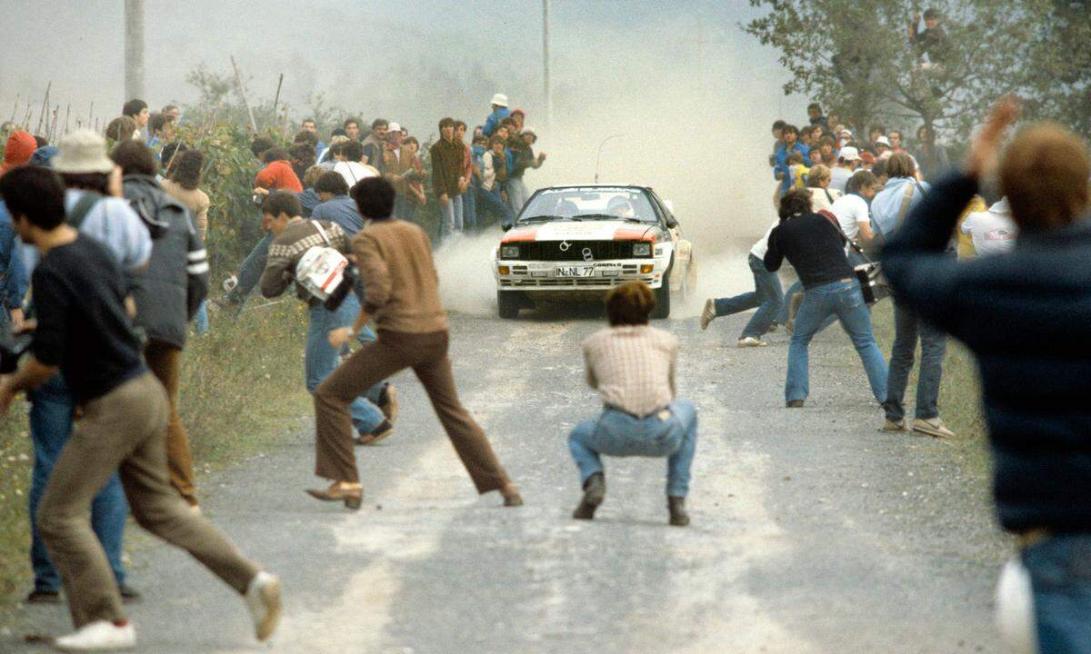 Freie Platzwahl in Italien: Wer zuletzttürmt, ist der Hero. Sneakers waren schon im Kommen, es wurde aber auch klassisches Schuhwerk geschätzt. Mouton/Pons, Audi, 1981.