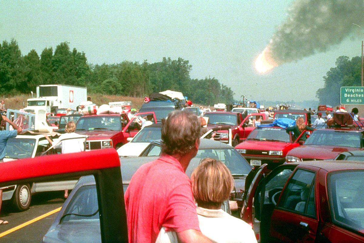 Mehr auf die Gefühlsebene konzentriert sich auch Mimi Leders Blockbuster "Deep Impact" von 1998: Er zeigt Menschen am Rande des Meteoritenuntergangs. Er gewann das Rennen um den früheren Kinostart gegen "Armageddon", spielte aber trotzdem weniger ein.Auch auf Gefühle zielt der US-Fernsehfilm "The Day After" von 1983 ab. Der Streifen selbst war immens erfolgreich und fasziniert bis heute.