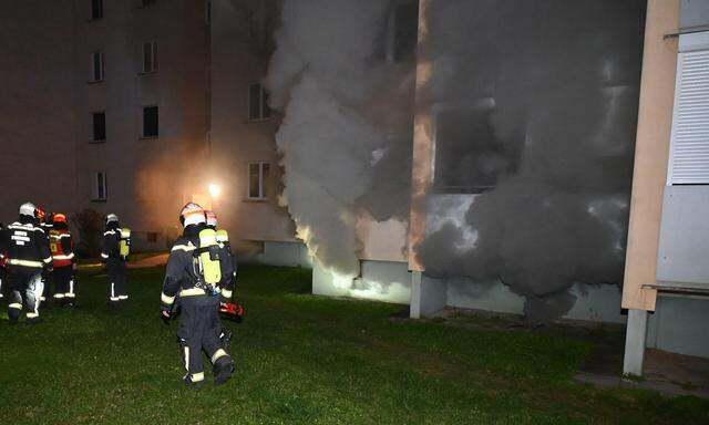 Wegen eines Kellerbrandes in einer Hochhaus-Wohnanlage in Wien-Simmering sind in der Nacht auf Samstag mehrere Wohnungen evakuiert worden.
