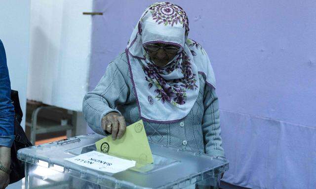 Referendum in der Türkei: Eine Frau gibt ihre Stimme ab