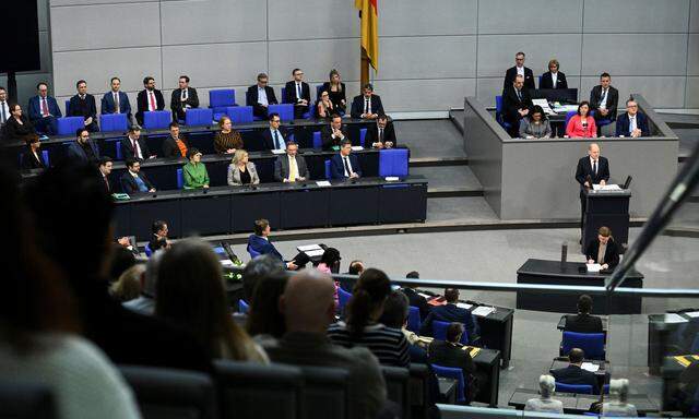 Olaf Scholz während seiner Rede im Deutschen Bundestag am Donnerstag - rund ein Jahr nach der "Zeitenwende", als Deutschland wieder Waffen in die Ukraine lieferte.