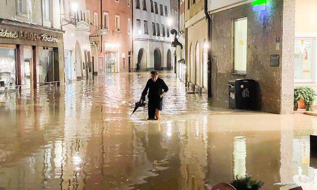 Das Hochwasser in der Altstadt von Hallein in der Nacht vom 17. Juli 2021 .