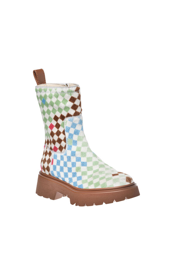 Klobige Boots für Frauen mit charakteristischem Muster.