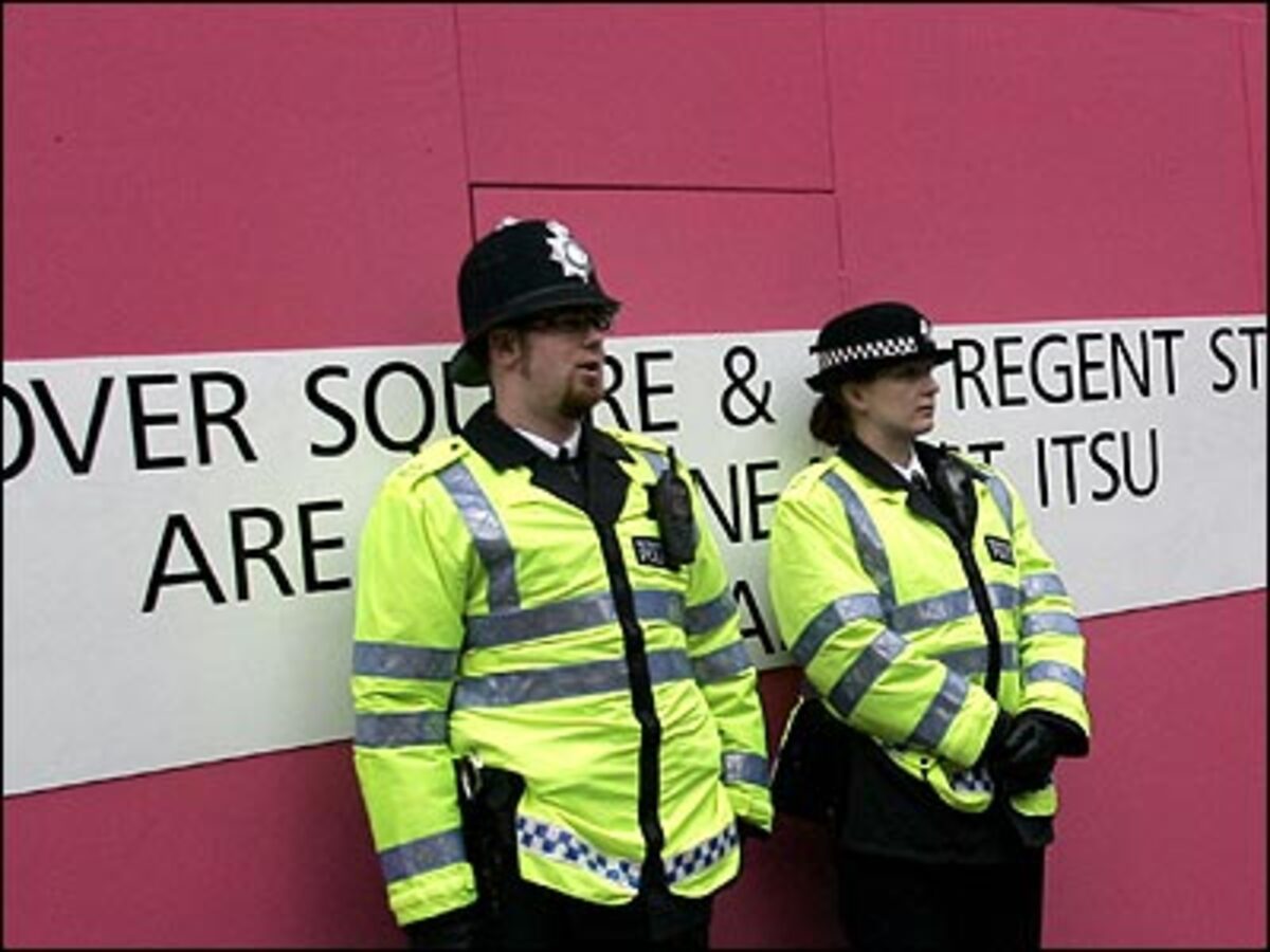 Scaramella, will "auspacken". Zugleich sagte der 36-Jährige, der in einem Londoner Krankenhaus liegt, er sei mit einer tödlichen Strahlendosis vergiftet: "In meinem Körper befindet sich eine Polonium-Menge, die fünf Mal über der tödlichen Dosis liegt."Sein Anwalt erklärt, der Geheimdienst-Experte Scaramella wolle "alle ihm verfügbaren Namen und Daten öffentlich bekannt geben". Darunter seien "alle Information, die Litwinenko ihm im Laufe der Zeit gegeben habe". Es gehe um Namen von Politikern und Journalisten, die mit der Spionagetätigkeit der ehemaligen Sowjetunion in Verbindung gestanden hätten, sagte der Anwalt Sergio Rastrelli. Scaramella verfüge unter anderem über entsprechende Tonbänder.