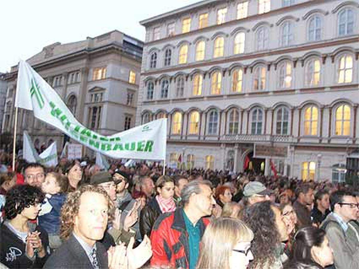Tausende Menschen haben am Dienstagabend in Wien für ein Bleiberecht in Österreich demonstriert.VON GÜNTER FELBERMAYER UND OLIVER PINK
