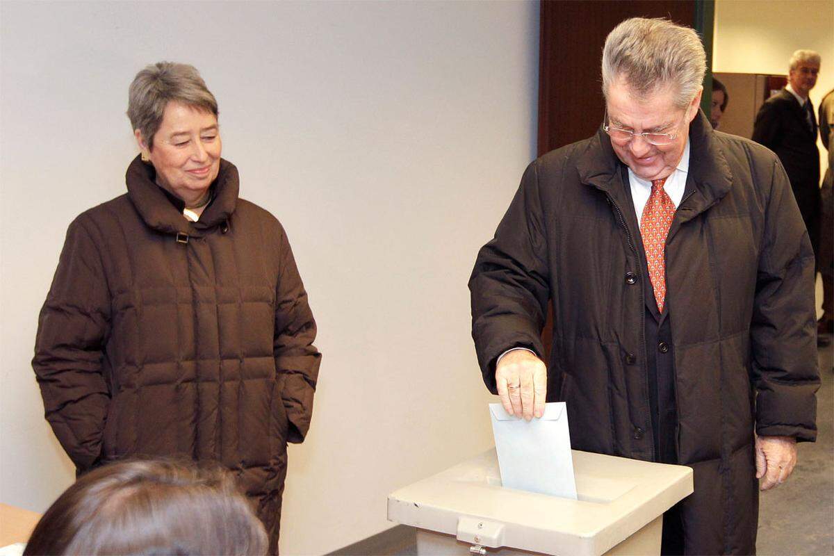 Begleitet von einigen Kameras hat Sonntagvormittag Bundespräsident Heinz Fischer seine Stimme für die Volksbefragung abgegeben. Gegen 10.30 Uhr erschien der Oberbefehlshaber des Bundesheers gemeinsam mit seiner Frau Margit in der Lerchenfelderstraße in Wien-Josefstadt im Amtshaus.