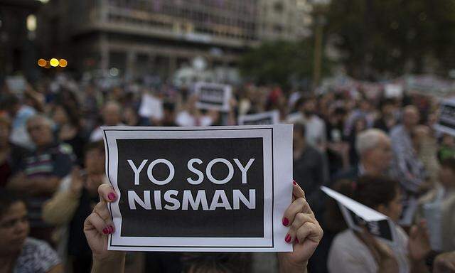 In Buenos Aires und mehreren anderen Städte des Landes gingen am Montagabend tausende Menschen auf die Straße, um Aufklärung zu fordern.