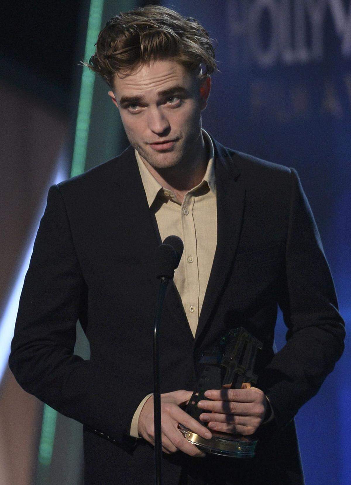 Frauenschwarm Robert Pattinson hängt allem Anschein nach nicht an seiner Haarpracht. Bei den Hollywood Film Awards präsentierte er erstmals seine neue Frisur. Während sie von vorne noch annähern normal aussieht ...