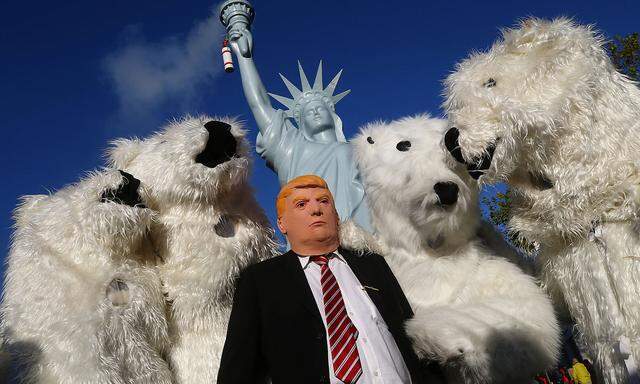 Beim Bonner Klimagipfel machen Aktivisten ihrem Unmut gegen US-Präsident Donald Trumps Klimapolitik Luft.