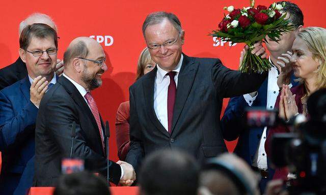 Stephan Weil sichert Martin Schulz dank dessen Wahlsieg in Niedersachsen als SPD-Parteichef ab.