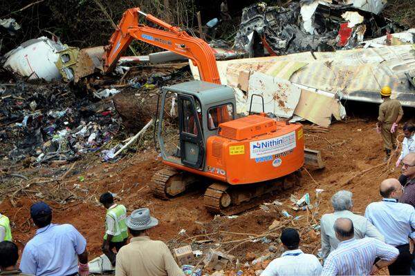 Die Boeing 737-800 der Air India Express schlittert über das Ende der Landebahn in Mangalore hinaus. Nur wenige der Passagiere überleben, es gibt 160 Todesopfer.