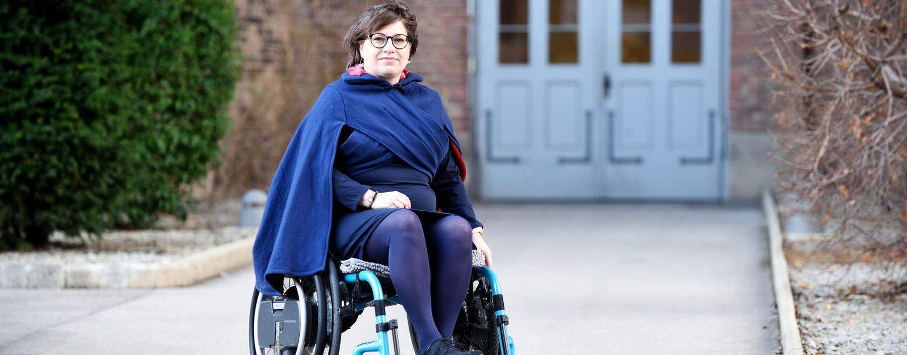Yvonne Anreitter erkrankte im November 2020 an Corona. Gesund ist sie bis heute nicht. Im Gegenteil: Ihr Zustand hat sich seither verschlechtert, sie braucht einen elektrischen Rollstuhl. Dennoch - oder genau deswegen - setzt sie sich für mehr Aufklärung ein. 