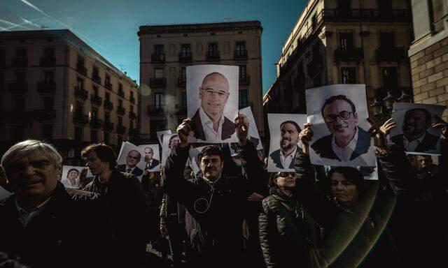 Proteste gegen den „spanischen Unterdrücker“ in Barcelona: Demonstranten fordern die Freiheit der „politischen Gefangenen“, die in Madrid vor Gericht stehen.