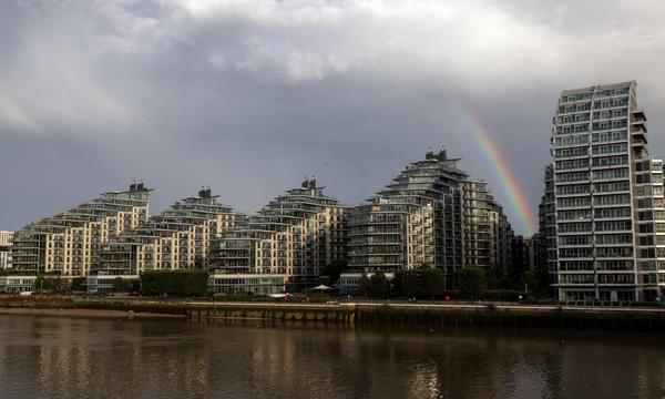 Apartment-Häuser in Wandsworth, London, an der Themse.