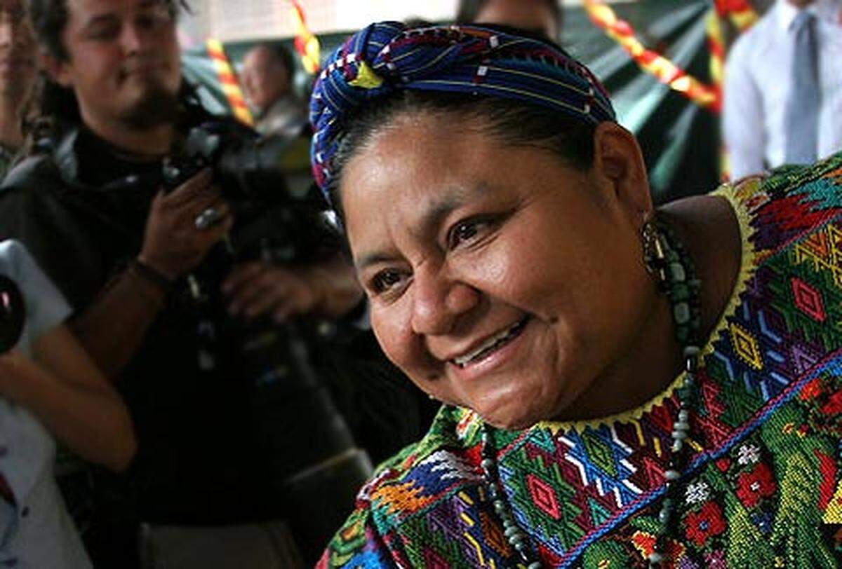 Die guatemaltekische Bürgerrechtlerin Rigoberta Menchú Tum wurde für für ihren Einsatz für die Menschenrechte, insbesondere für die Rechte der indigenen Völker, mit dem Nobelpreis ausgezeichnet.