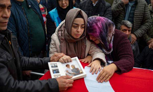 Begräbnis in Bartin - schweres Grubenunglück in der Türkei forderte über 40 Tote.