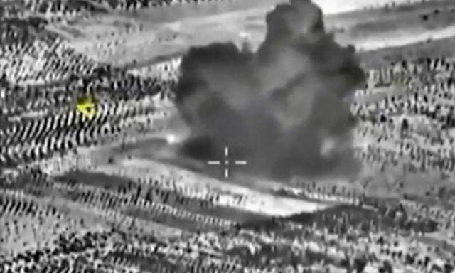Aufnahmen von Luftanschlägen des russischen Militärs in Maarat al-Numan.