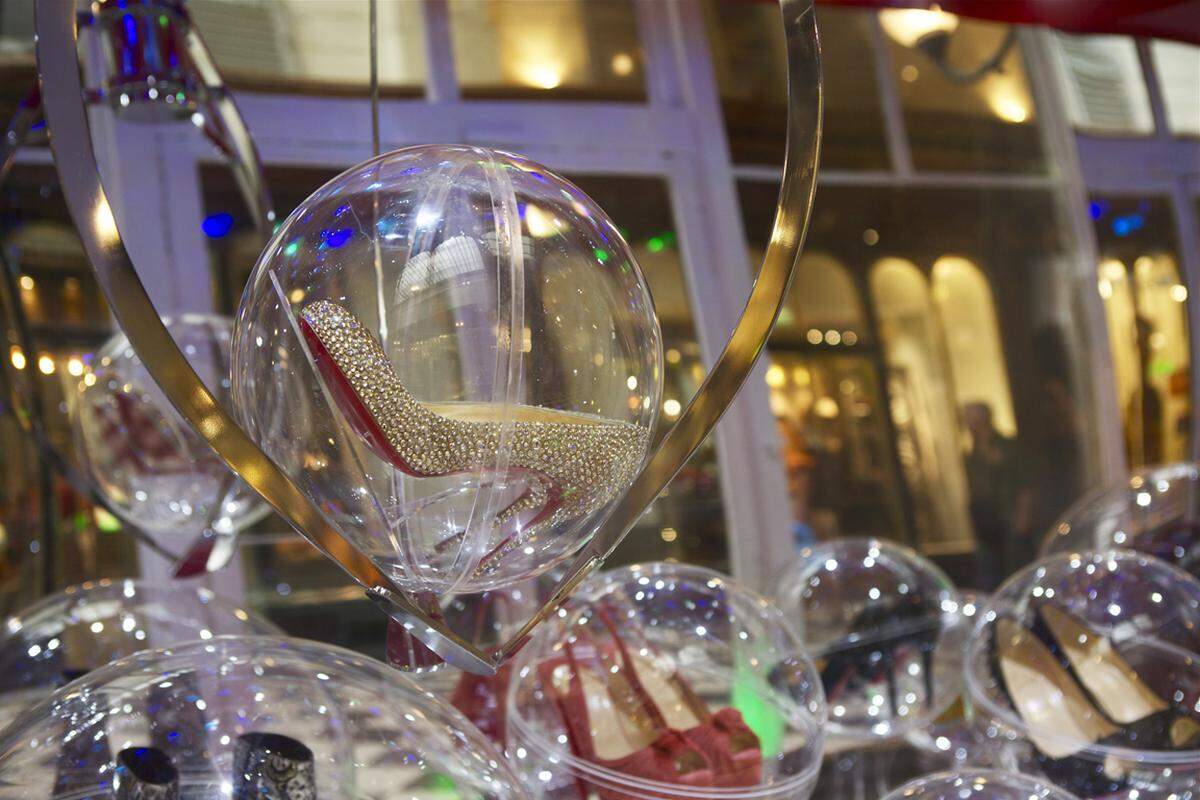 Im Zuge der Ausstellung zu Ehren Christian Louboutins wurde dem Cinderella-Schuh auch Platz eingeräumt.