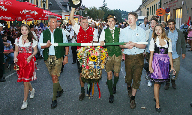 Die Tracht ist (fast) ein Muss, der Umzug der Hauerkrone hat Tradition: der Neustifter Kirtag.