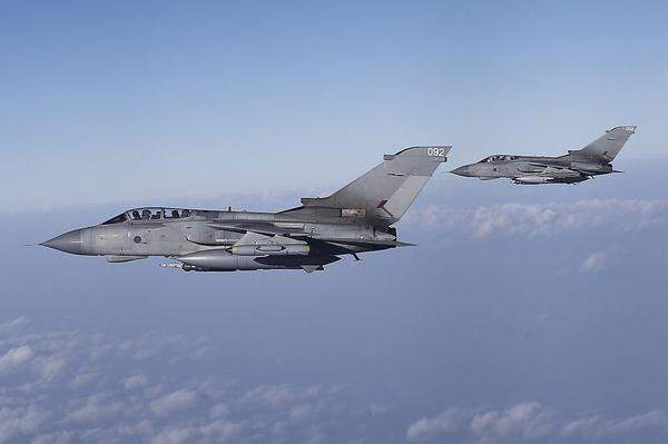 Die britische Royal Air Force sowie jene Saudiarabiens setzt auch die legendären "Tornados" des deutsch-britisch-italienischen Panavia-Konsortiums ein. Der Tornado wurde ab 1980 in den Staaten des Konsortiums eingeführt und wurde ob seiner extremen Tiefflugeigenschaften (in 30 Meter, man sprach von Baumwipfelhöhe, mit 900 km/h) berühmt. Die RAF bestückt ihn jetzt etwa mit "Storm Shadow"-Marschflugkörpern und "Brimstone"-Luft-Boden-Raketen zur Panzerbekämpfung.