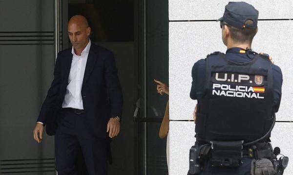 Spaniens ehemaliger Fußballverbandschef Luis Rubiales (l.) beim Verlassen des Gerichts.