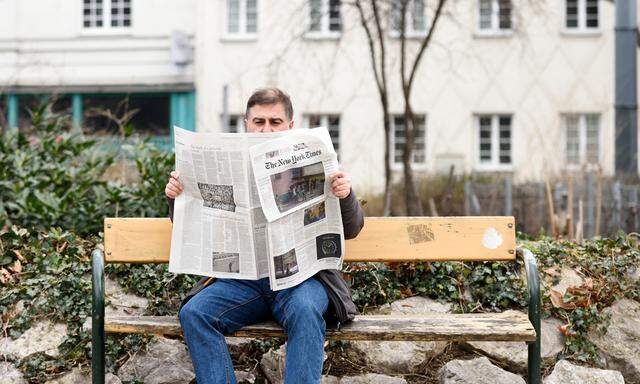 Die Zeitung auf Papier zu lesen hat den Vorteil, dass zwischendurch keine Nachricht auf dem Display aufpoppt.