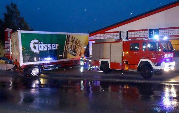 Im steirischen Gröbming wurde durch den starken Wind ein Lkw-Anhänger von einem Parkplatz auf die Nordumfahrung 'geblasen'.