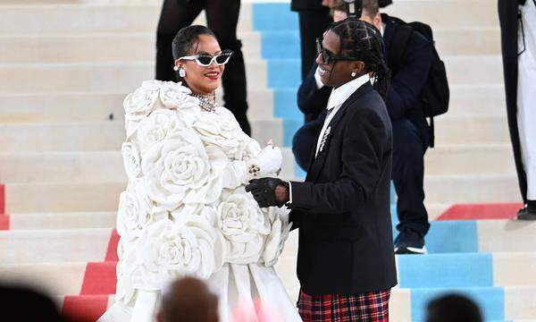 Die noch schnwangere Rihanna und ihr Partner ASAP Rocky auf der Met Gala dieses Jahres.